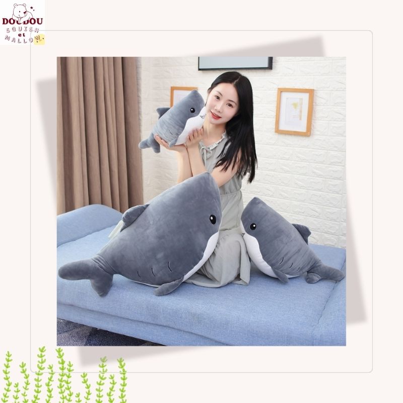 Squishmallow XXL requin Hercule – Doudou squishy à la tendresse océanique